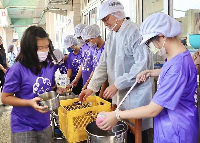 陳其邁指示教育局籌措經費，確保學校午餐使用國產食材政策不中斷。   圖：高雄市教育局/提供
