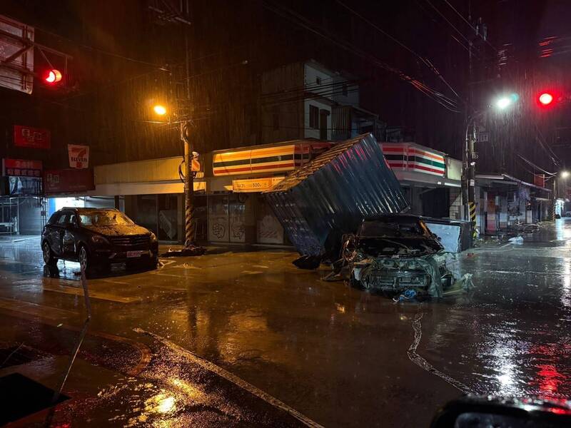 花蓮馬太鞍堰塞湖溢流釀災，光復鄉成為重災區，車疊車畫面曝光。   圖：翻攝花蓮議長張峻臉書
