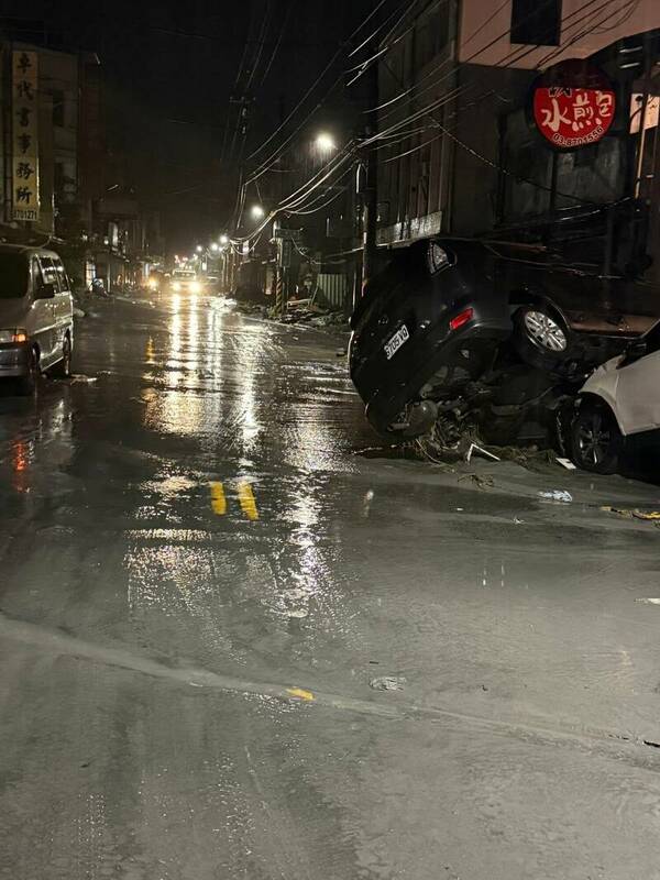 花蓮馬太鞍堰塞湖溢流釀災，光復鄉成為重災區，車疊車畫面曝光。   圖：翻攝花蓮議長張峻臉書