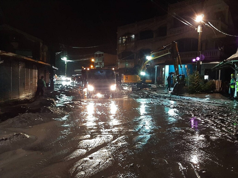 花蓮馬太鞍溪堰塞湖溢流造成光復地區淹水災情，23日晚間淹水漸退，但市區街道到處都是淤泥，縣府調度人力機具展開清理。（花蓮縣政府提供）中央社記者張祈傳真  114年9月23日   