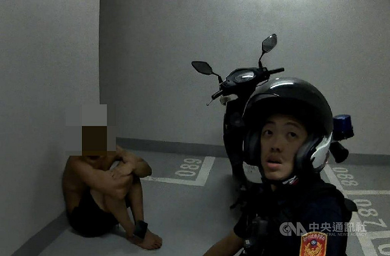 台中警方日前巡邏發現1輛車牌遭註銷的自小客車，上前攔查時對方拒檢，車上多名疑似失聯移工棄車逃逸，其中1人跑進停車場，警方最終成功將人壓制逮捕，還查獲毒品。（翻攝照片）中央社記者蘇木春傳真　114年9月24日   