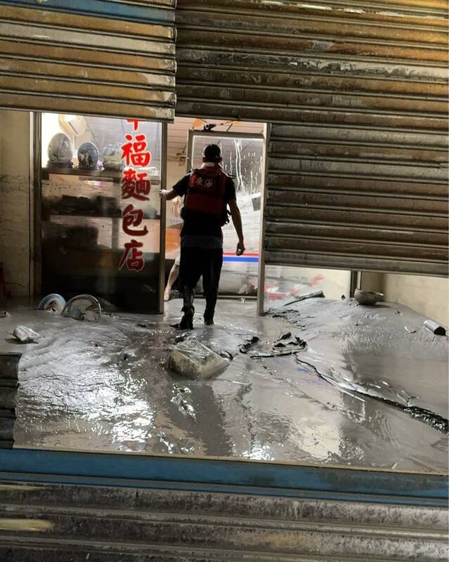 洪水灌入光復鄉市區，民宅被大量泥沙灌入。   圖：翻攝自胡仁順／花蓮縣議員臉書