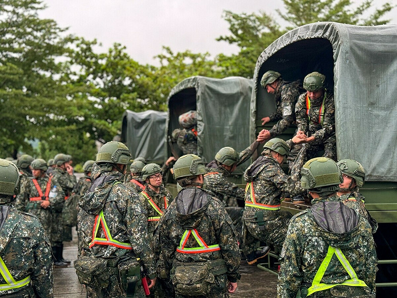樺加沙颱風重創花蓮，國軍今日派遣448員官兵、72輛戰車進駐救災。   圖：陸軍第2作戰區/提供