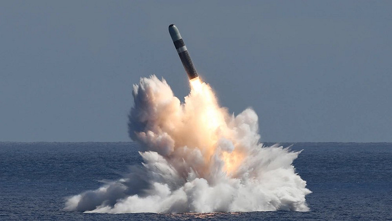  美國海軍成功試射四枚「三叉戟II D5型」潛射彈道飛彈（SLBM）。 圖：翻攝自 X 