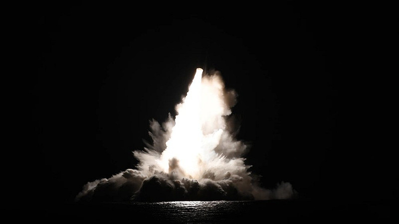  美國海軍成功試射四枚「三叉戟II D5型」潛射彈道飛彈（SLBM）。 圖：翻攝自 X 