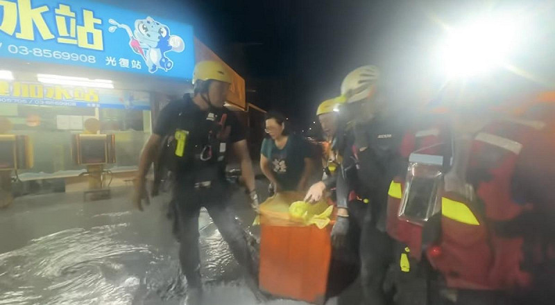 馬太鞍堰塞湖溢出，光復鄉災情慘重，救難人員用橘色大桶將1童1嬰救出。   圖：翻攝自Threads