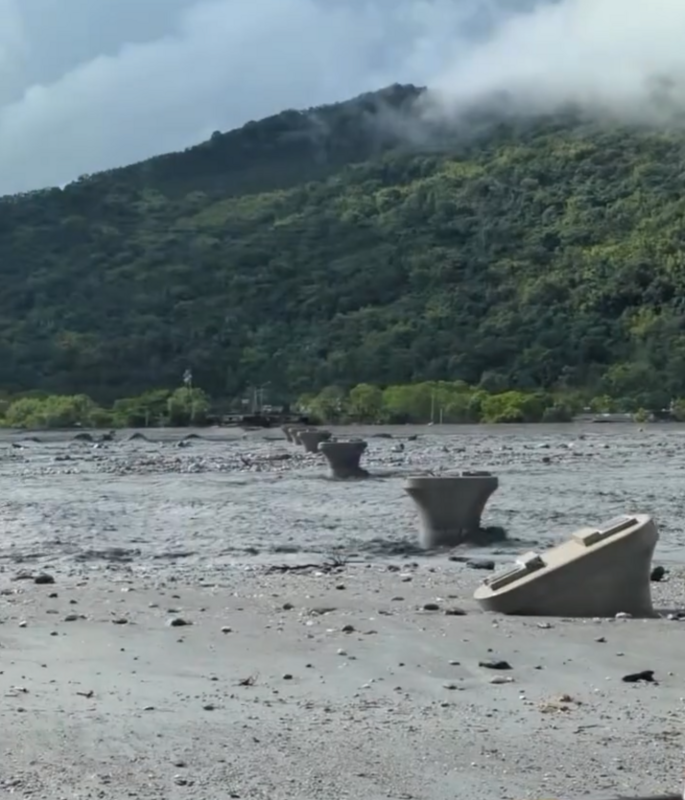 花蓮馬太鞍溪堰塞湖壩頂溢流，洪水抵達馬太鞍溪橋後，橋面被沖走只留下橋墩。   圖：翻攝自Threads／aaron_lun影片