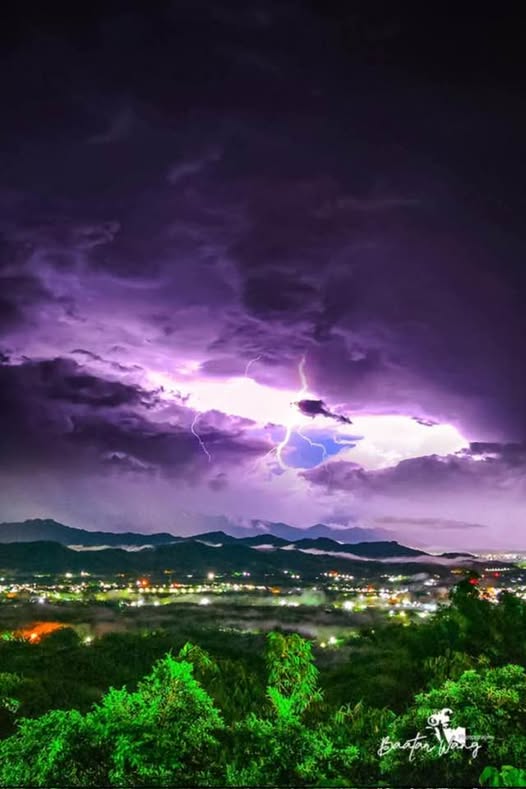 鄭明典轉發高雄內門、旗山的閃電照，閃電劃破紫色的天空，驚人畫面震撼不少網友。   圖：取自鄭明典臉書