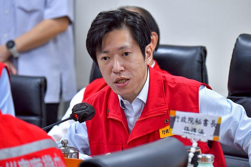 行政院秘書長張惇涵今（24）日上午接受寶島聯播網「新聞放鞭炮」廣播節目專訪，會後接受媒體聯訪。（資料照片）   圖：行政院提供