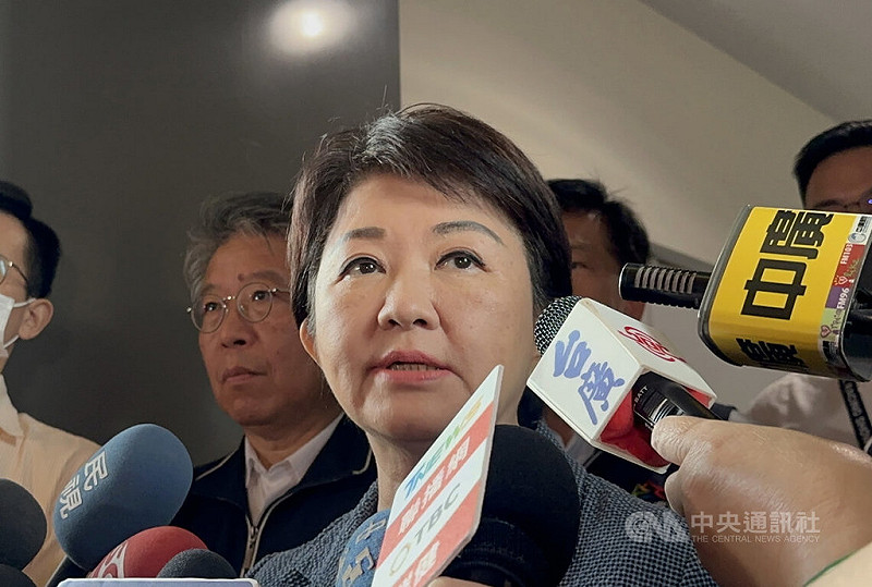 台中市長盧秀燕（前）24日接受媒體聯訪，她表示，已與花蓮縣長徐榛蔚聯繫，理解現場救援狀況多以人力為主，台中市也已整備完畢。中央社記者趙麗妍攝　114年9月24日   
