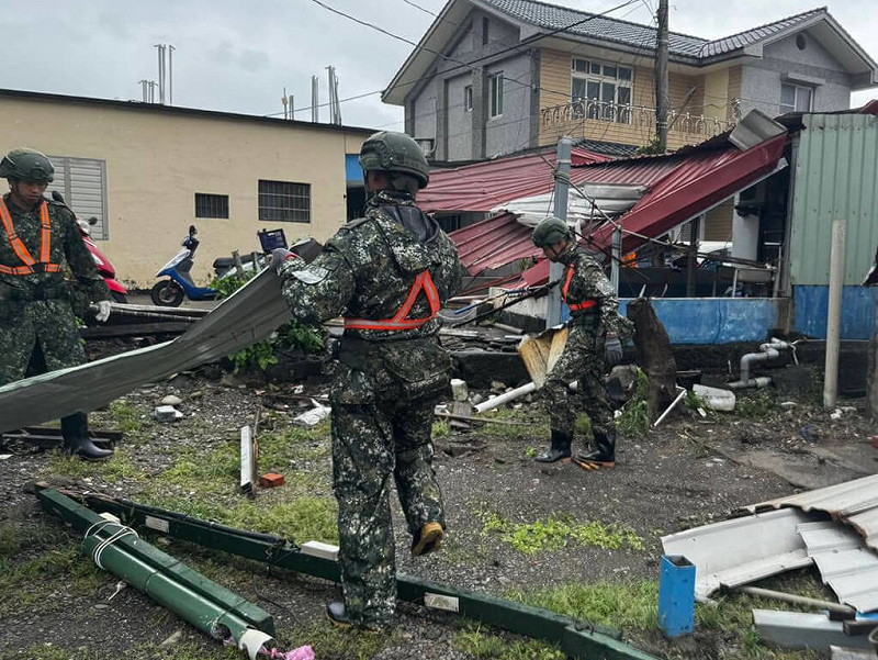 台東縣達仁鄉安朔村有約10戶民宅鐵皮遭吹飛。陸軍第2作戰區24日依中央災害應變中心指導及地方政府支援需求，派遣官兵協助台東縣達仁鄉公所實施災後復原及廢棄物清理等任務。（陸軍第2作戰區提供）中央社記者黃郁菁傳真 114年9月24日   