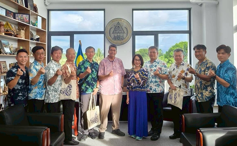 海巡署敦睦遠航訓練支隊訪問帛琉，由海巡署艦隊分署長黃宣凱率團晉見帛琉總統惠恕仁，我國駐帛琉大使黎倩儀陪同。   圖：海巡署提供