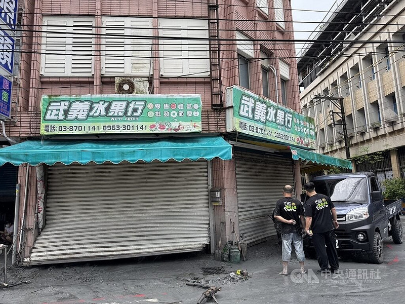 花蓮馬太鞍溪堰塞湖溢流釀災，光復市區退水後滿地泥濘，受災戶24日上午展開清理，一家在光復火車站附近的水果行3面鐵捲門全壞，災民評估災損。中央社記者張祈攝　114年9月24日   