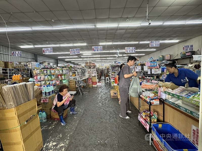 花蓮光復地區退水後滿地泥濘，24日車站前的超市內雖有淤泥仍開店營業，讓民眾購買雨鞋、鏟子及水桶等清理家園所需物品。店家表示，雨鞋銷量很好。中央社記者張祈攝　114年9月24日   