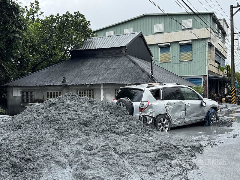 馬太鞍溪堰塞湖溢流沖毀台9線馬太鞍溪橋，造成光復地區淹水，24日積水漸退後，市區滿地泥濘，隨處可見毀損的車輛及土石堆。中央社記者張祈攝　114年9月24日   