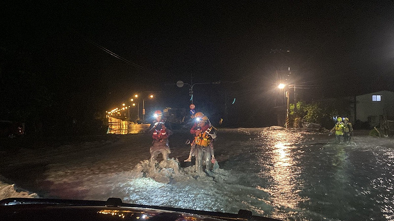 受颱風「樺加沙」外圍環流帶來的暴雨影響，花蓮馬太鞍溪堰塞湖昨日下午壩頂溢流，造成慘重災情。   圖：取自饒慶鈴臉書