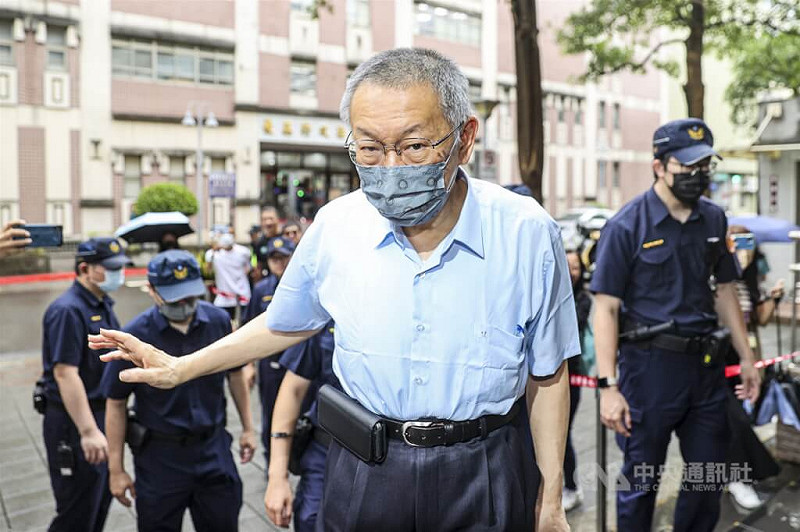 台北地方法院審理京華城及柯文哲政治獻金案，23日再開審理庭，傳喚被告前台北市長柯文哲（中）出庭。（中央社檔案照片）   