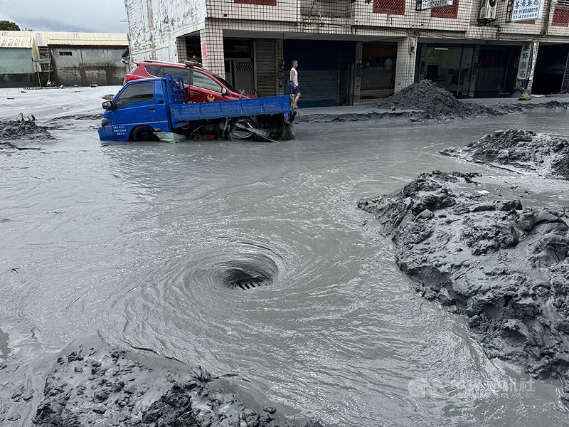 花蓮縣馬太鞍溪堰塞湖23日溢流，大水沖進鄰近鄉鎮，24日光復鄉敦厚路持續有淤泥與泥水，災民無奈，不知從何清理。中央社記者張祈攝  114年9月24日   