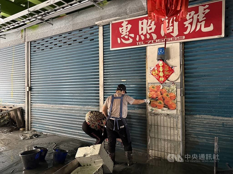 花蓮縣馬太鞍溪堰塞湖23日溢流，光復第一市場攤商24日陸續返回現場查看災損情形，一名攤商嘗試開門，但鑰匙孔已卡滿泥土，無法使用。中央社記者張祈攝　114年9月24日   