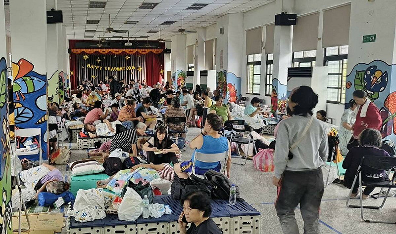 花蓮馬太鞍溪堰塞湖23日發生溢流致災，民進黨原住民立委伍麗華PO出大進國小收容中心照片。   圖：翻攝「臉書」伍麗華｜Saidai / Reseres粉絲專頁