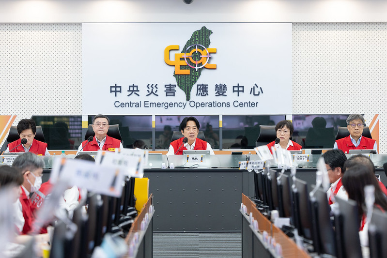 賴清德視察中央災害應變中心。卓榮泰（左二）、劉世芳（右二）等人與會。   