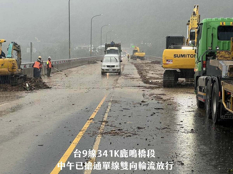 台東縣卑南鄉台9線341K+0~341K+500 (鹿鳴橋至龍過脈路段) 土石流，道路阻斷無法通行。   圖：取自饒慶鈴臉書