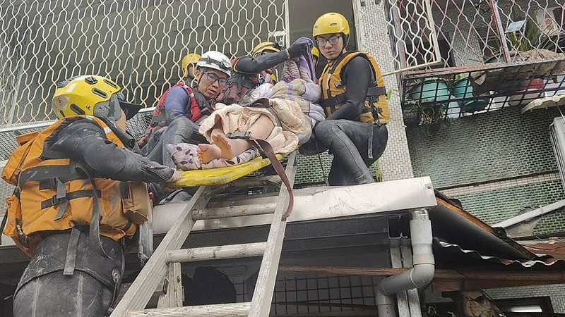 花蓮縣馬太鞍溪堰塞湖溢流，造成光復鄉大淹水。宜蘭縣消防局救災人員24日挺進災區救出受困民眾。（宜蘭縣消防局提供）中央社記者沈如峰宜蘭縣傳真　114年9月24日   