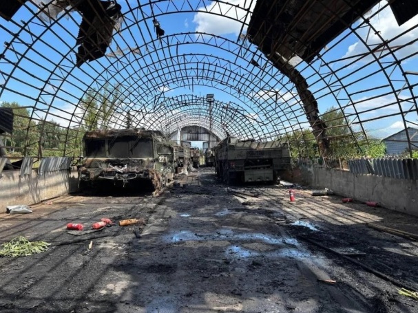 烏軍近期派遣無人機襲擊俄軍前線的簡易機庫，並成功摧毀包含「伊斯坎德爾-M 」導彈發射車、運輸車在內的多項軍備。   圖：翻攝自 騰訊網 零度 Military