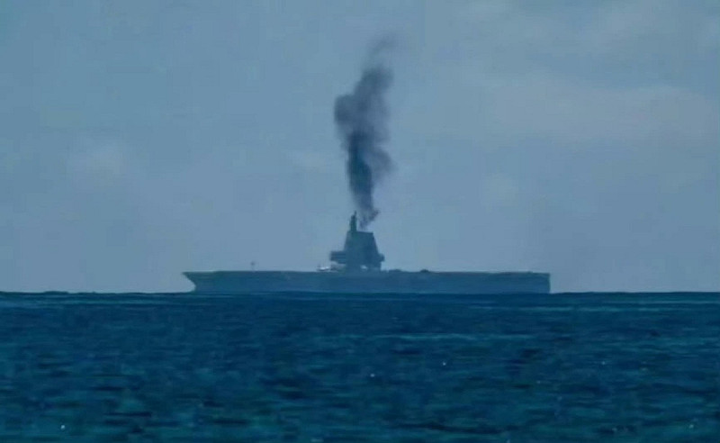  中國人民解放軍海軍的第三艘航空母艦，福建號因燒柴油而冒出大量黑煙（舷號18）。 圖：翻攝自 X 