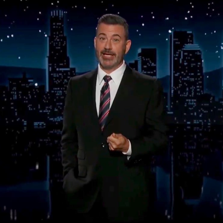 美國知名深夜脫口秀主持人吉米·金莫（Jimmy Kimmel）於昨（23）日重返《Jimmy Kimmel Live!》舞台。   圖：翻攝自 X