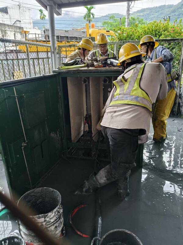 台電於學校配電場開關箱淤泥清理復舊情形。   圖：台灣電力公司／提供