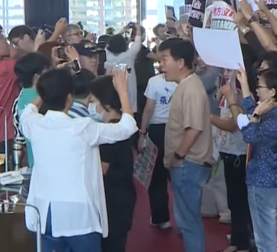 爭論普發現金中市議會爆衝突。   圖：民進黨團/提供