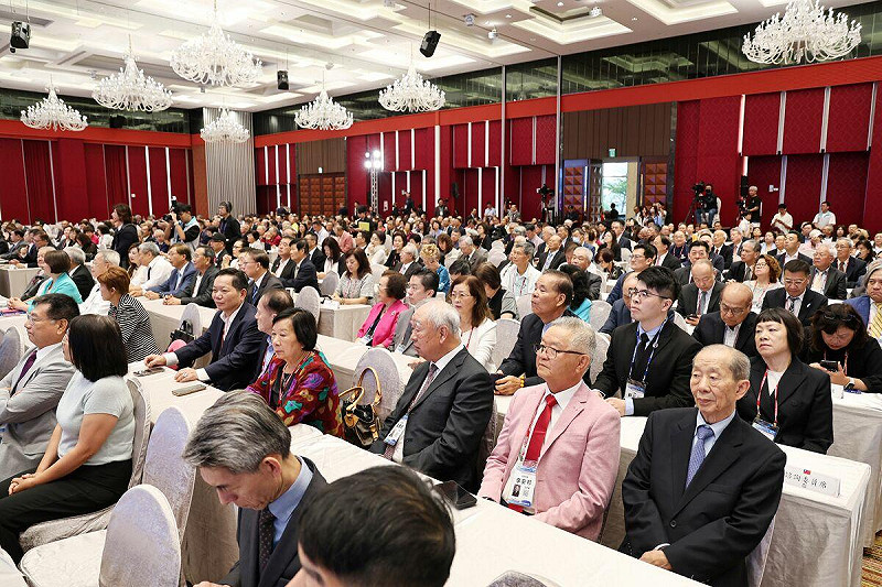 2025世界台灣商會聯合總會年會大會隆重開幕，本屆超過1,200位來自世界各國的台灣商會代表與企業領袖等齊聚府城，探討國際經濟趨勢與商務合作的新契機。   圖：台南市政府提供