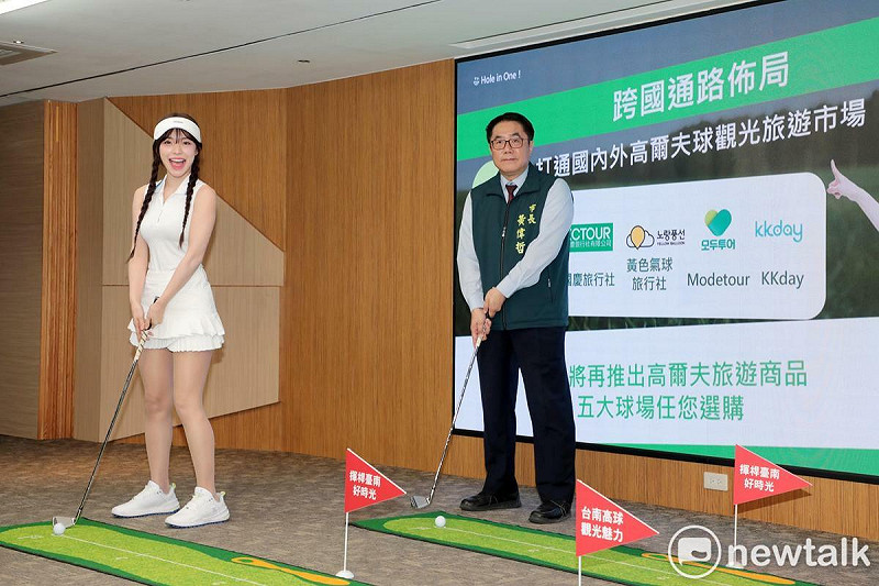 李多慧現身台南市政府，為五大高爾夫球場與周邊景點、美食的特色遊程擔任代言人，台南市長黃偉哲與李多慧於記者會中力邀國內外旅客到台南體驗揮桿樂趣。   圖：台南市政府提供