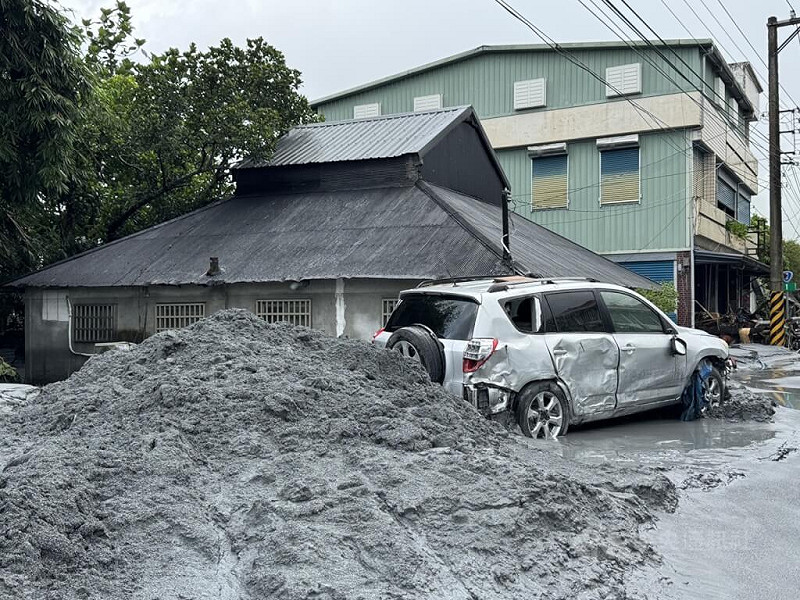 馬太鞍溪堰塞湖溢流沖毀台9線馬太鞍溪橋，造成光復地區淹水，24日積水漸退後，市區滿地泥濘，隨處可見毀損的車輛及土石堆。中央社記者張祈攝　114年9月24日   