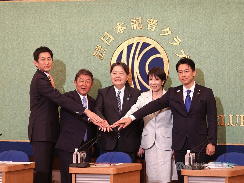 日本執政黨自民黨隨著首相、黨總裁（黨主席）石破茂請辭，10月4日將舉行總裁選舉投開票。5名候選人24日在日本記者俱樂部舉行辯論會時，前經濟安全保障大臣小林鷹之（左1）言及前陣子訪問台灣會晤總統賴清德及閣僚等，了解到日本受到期待，日本應加油。中央社記者楊明珠東京攝 114年9月25日   圖：中央社提供
