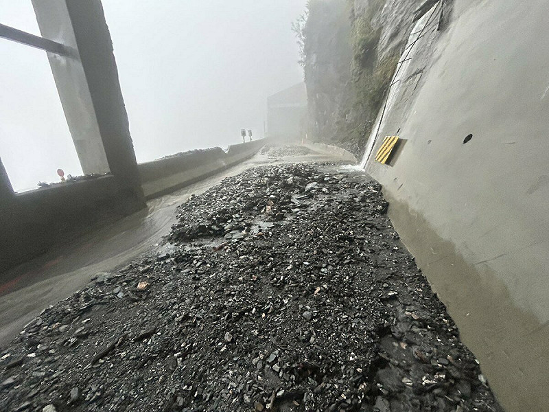 高雄市桃源區臺東縣海端鄉台20臨105線梅山口至向陽路段發生土石流，無法通行。   圖：公路局／提供