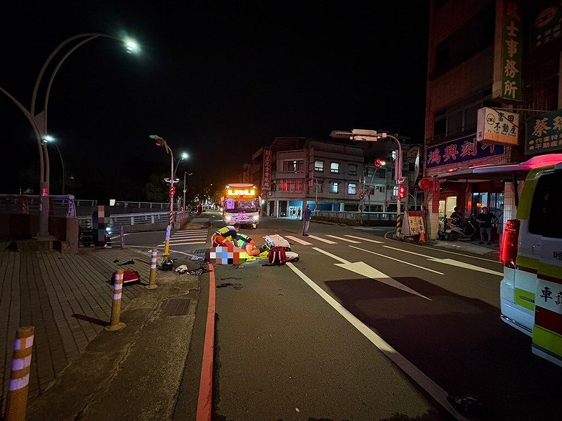 苗栗市中山路與建功地下道路口，24日夜間發生死亡車禍，2名國立聯合大學學生騎乘機車雙載，疑似闖紅燈與國光客運發生碰撞，2人傷勢嚴重，經緊急送醫救治仍宣告不治。（民眾提供）中央社記者管瑞平傳真　114年9月25日   