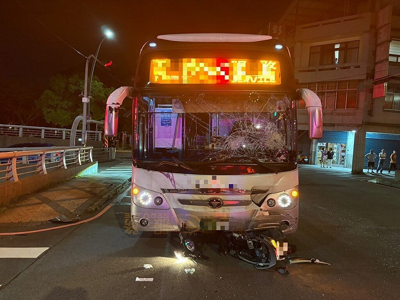 2名國立聯合大學學生24日晚間騎機車雙載，疑似闖紅燈，在苗栗市建功街與中山路口與國光客運發生碰撞，機車卡在車輪下，騎士與乘客送醫不治。（民眾提供）中央社記者管瑞平傳真　114年9月25日   