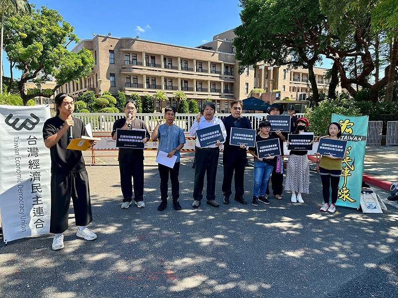 經民連今日前往行政院前請願，呼籲「召開財政國是會議，審慎研擬財劃法版本」。   圖：台灣經濟民主連合提供