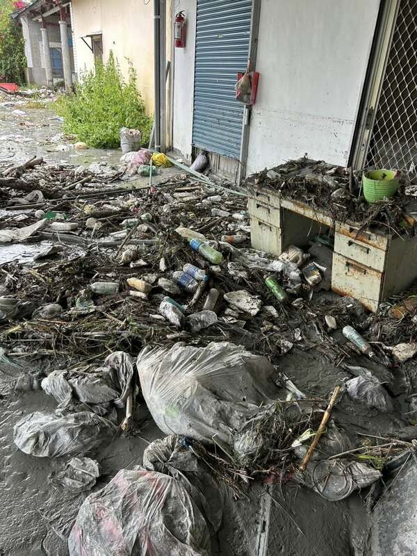 受到樺加沙颱風影響，光復鄉目前已有17人罹難、17人失聯、32人受傷，災情慘重。   圖：取自花蓮同鄉會臉書