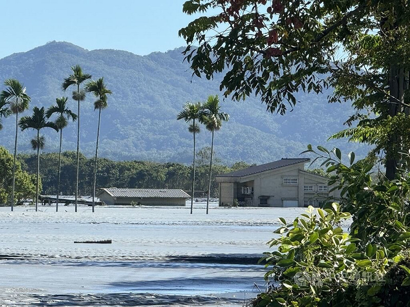 花蓮馬太鞍溪堰塞湖23日溢流釀災，搜救人員25日上午在光復鄉佛祖街清除道路淤泥，距離最近民宅約300公尺、最遠近1公里，約有5至7戶民宅待救。中央社記者張祈攝　114年9月25日   