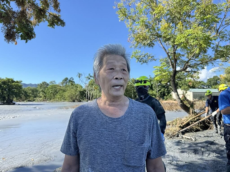 花蓮馬太鞍溪堰塞湖23日溢流釀災，住在光復鄉佛祖街85歲王姓婦人返家休息卻遇大水罹難，家屬無奈等候，盼盡快將遺體移出。中央社記者張祈攝　114年9月25日   
