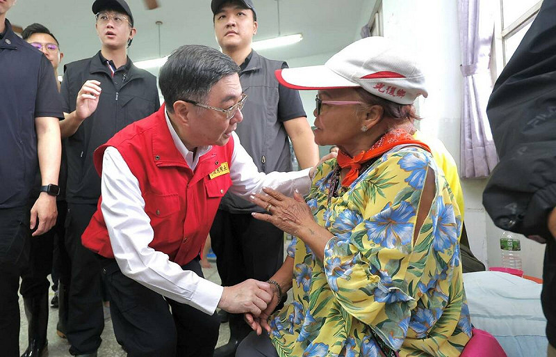 卓榮泰前往災區關心災民。   圖：翻攝行政院臉書