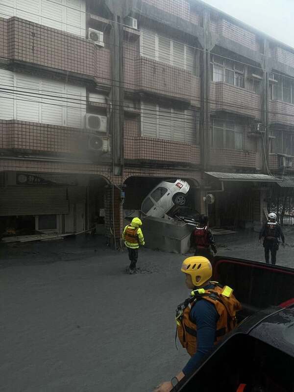 強颱「樺加沙」的暴雨導致花蓮馬太鞍堰塞湖溢流，造成17人罹難、17人失聯、32人受傷。   圖：取自台東縣水中運動訓練協會