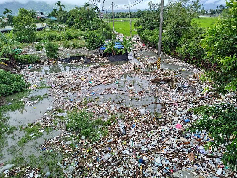 花蓮馬太鞍溪堰塞湖溢流，大量泥水沖入光復鄉與居民家中，甚至有人家門口瞬間變成垃圾場，家中淤泥高達一公尺，光復垃圾掩埋場也被沖掉。   圖：取自花蓮同鄉會臉書