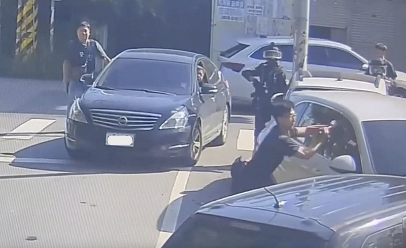 新竹市高峰路25日上午傳出槍響，桃園市中壢警分局越區追捕槍砲嫌犯，攔截圍捕時持警棍試圖擊破車窗，遭對方駕車衝撞，員警連開10多槍，但車內犯嫌仍加速駛離後棄車逃逸。（民眾提供）中央社記者管瑞平傳真　114年9月25日   