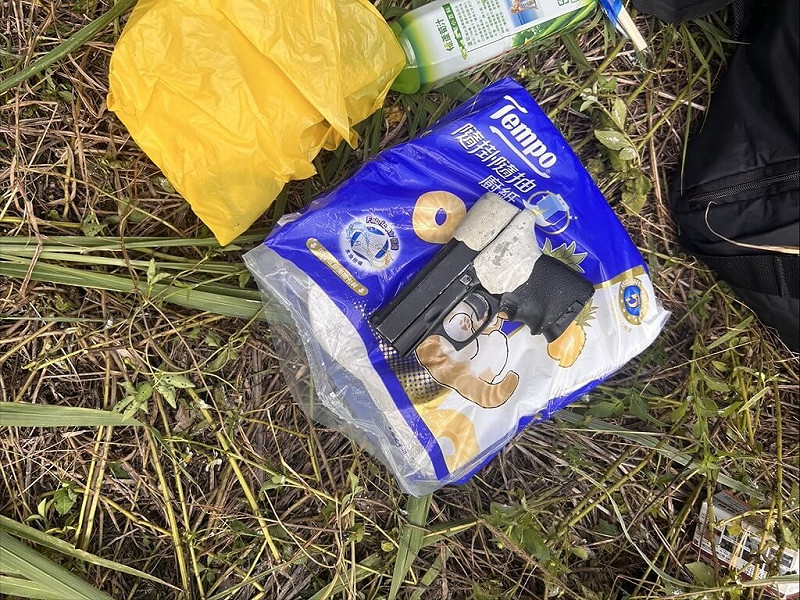 桃園市中壢警分局員警越區追捕槍砲嫌犯，25日在新竹市攔截圍捕時遭對方駕車衝撞，員警開槍嚇阻，但犯嫌仍棄車逃逸，現場查獲改造槍械1把及毒品。（警方提供）中央社記者管瑞平傳真　114年9月25日   