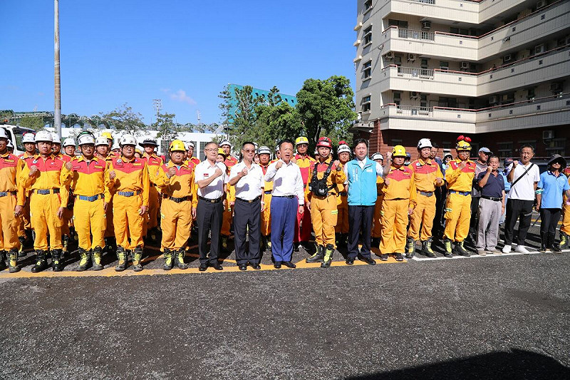 嘉義縣政府25日動員轄下消防局和環保局成員集結，前往花蓮進行救災。   圖：嘉義縣政府/提供
