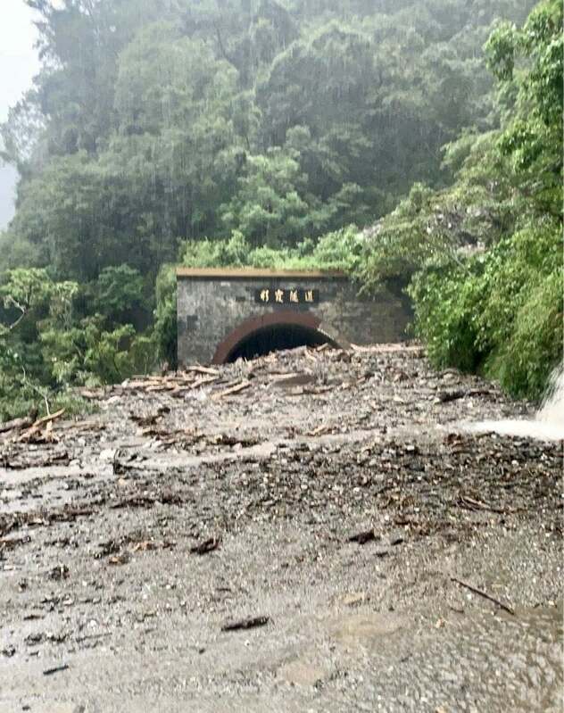 南橫公路在台東縣海端鄉的彩霞隧道出口遭土石堵塞。   圖：翻攝「臉書」伍麗華｜Saidai / Reseres粉絲專頁